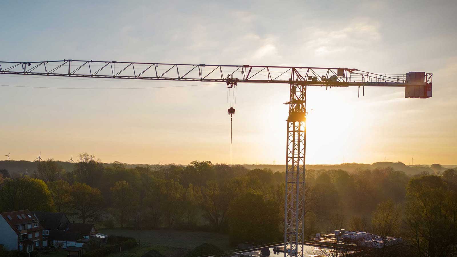 Ein großer Kran auf einer Baustelle in Hamm bei Sonnenaufgang